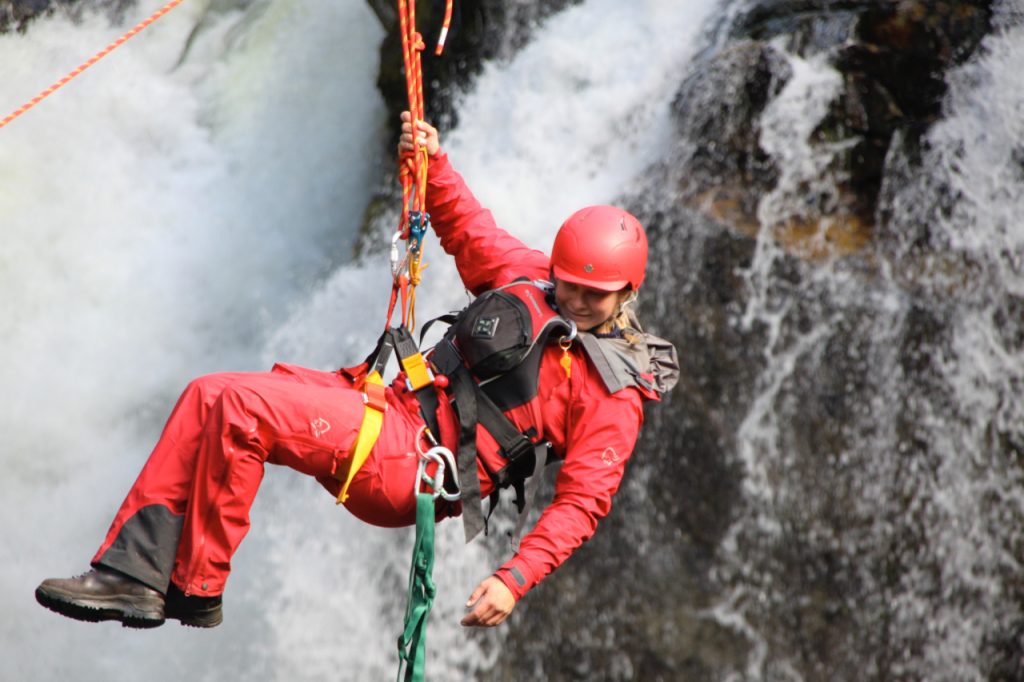 SRTA-W Swiftwater and Flood Rescue Technician Advanced - Hele landet | R3 Norge SRTA-W elev hengende i tausystem i foss.