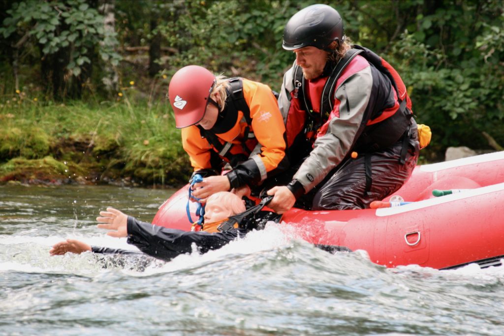 Elveredning - WRT-PRO Whitewater Rescue Technician Professional - Sel / Otta | R3 Norge Bruk av raft for evakuering av forulykked